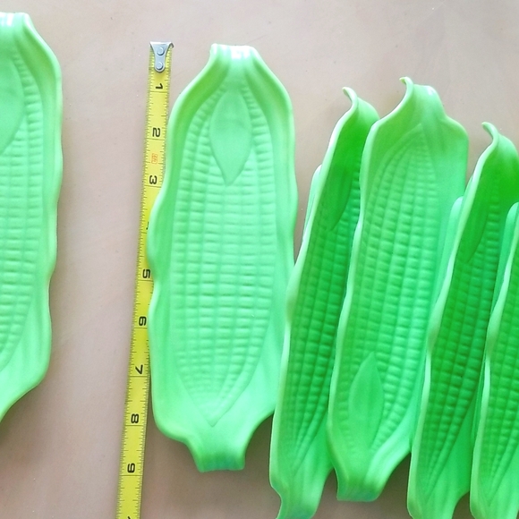 Set of Eight Plastic Corn on the Cob Holders. - Picture 4 of 5